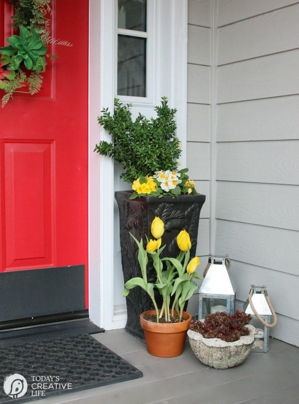 Front Porch Ideas | Decorating your porch for Spring. Small front porch simple DIY decorating ideas for spring. TodaysCreativeLife.com