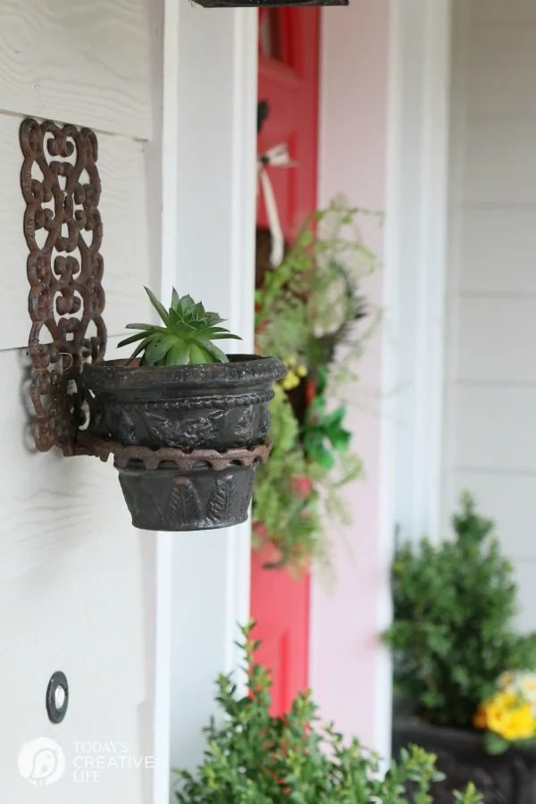 Simple Ways to Decorate your Front Porch | TodaysCreativeLife.com