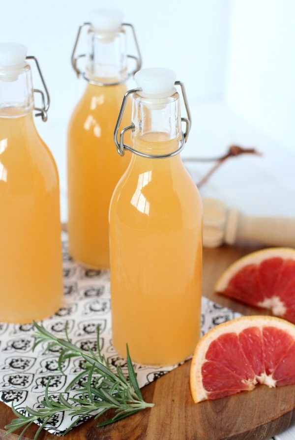 Fresh Grapefruit Spritzer Cocktail Recipe | Refreshing, Summer cocktail made with Rum or Vodka and your favorite sparkling water. Satori Design Living for TodaysCreativeLife.com