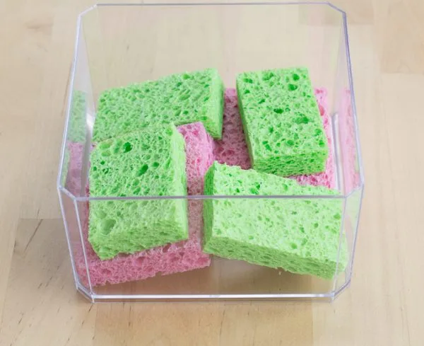 DIY Dryer Sheets| Homemade Reusable Non-Toxic Essential Oil Homemade Dryer Sheets. Sponge Dryer Sheets | By Brittany Goldwyn for TodaysCreativeLife.com