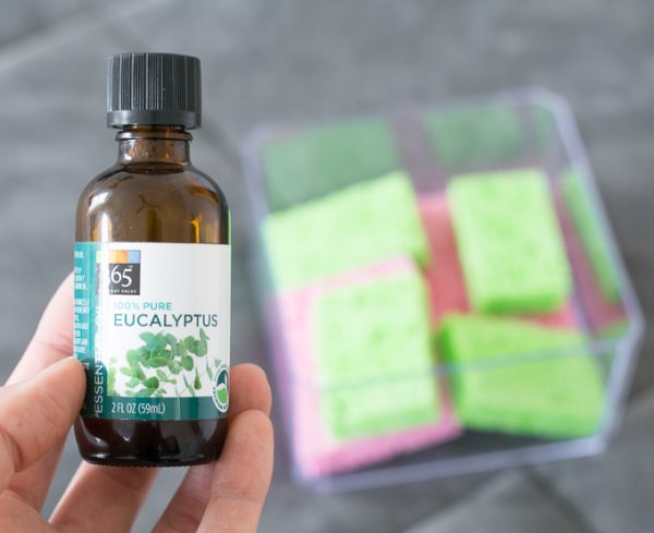 DIY Dryer Sheets| Homemade Reusable Non-Toxic Essential Oil Homemade Dryer Sheets. Sponge Dryer Sheets | By Brittany Goldwyn for TodaysCreativeLife.com