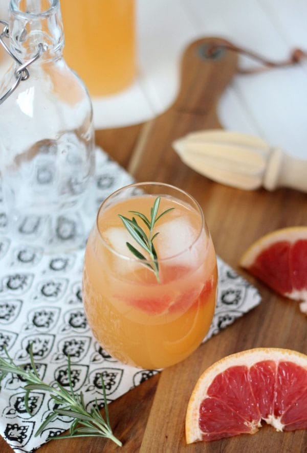 Fresh Grapefruit Spritzer Cocktail Recipe | Refreshing, Summer cocktail made with Rum or Vodka and your favorite sparkling water. Satori Design Living for TodaysCreativeLife.com