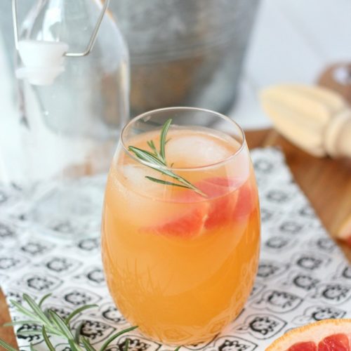 Fresh Grapefruit Spritzer Cocktail Recipe | Refreshing, Summer cocktail made with Rum or Vodka and your favorite sparkling water. Satori
