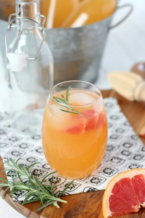 Fresh Grapefruit Spritzer Cocktail Recipe | Refreshing, Summer cocktail made with Rum or Vodka and your favorite sparkling water. Satori Design Living for TodaysCreativeLife.com