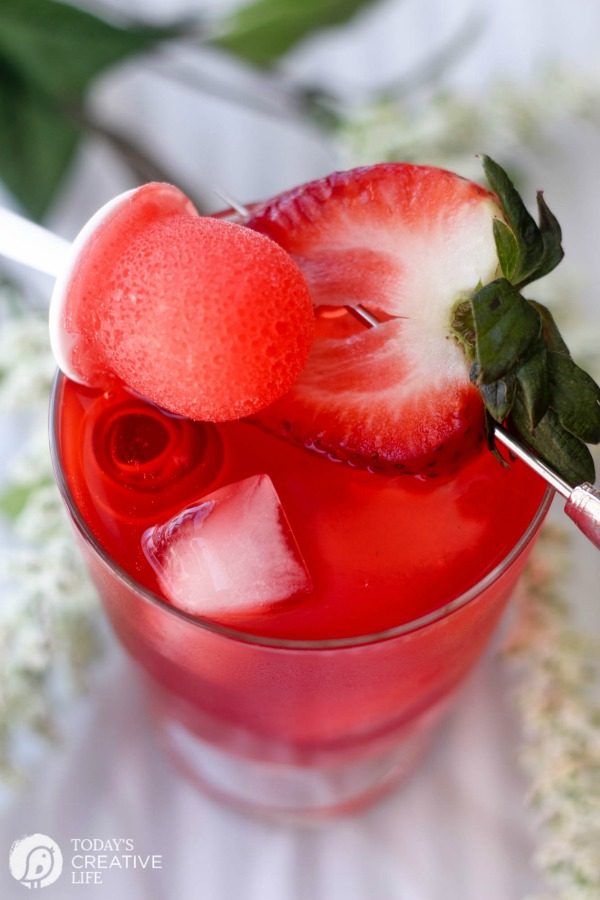 Strawberry Wine Sipper with Mini-sicles summer drink | Summer drinks and cocktails | Easy drink recipes | Strawberry Recipes | TodaysCreativeLife.com