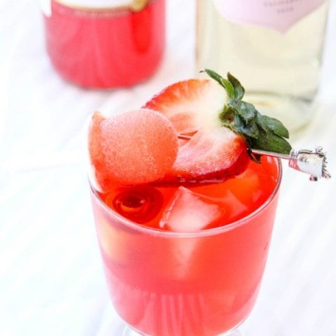 Strawberry Wine Sipper with Mini Mint-sicle summer drink | Summer drinks and cocktails | Easy drink recipes | Strawberry Recipes | TodaysCreativeLife.com