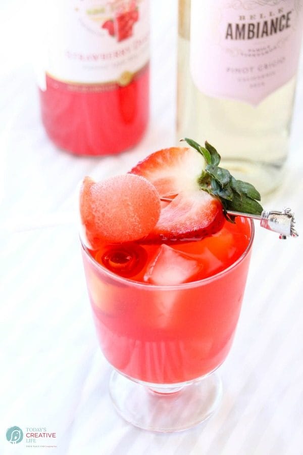 Strawberry Wine Sipper with Mini-sicles summer drink | Summer drinks and cocktails | Easy drink recipes | Strawberry Recipes | TodaysCreativeLife.com