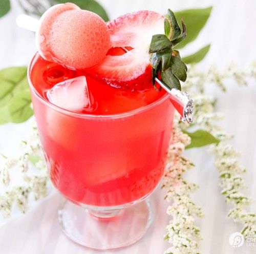 Strawberry Wine Sipper with Mini Mint-sicle summer drink | Summer drinks and cocktails | Easy drink recipes | Strawberry Recipes | TodaysCreativeLife.com
