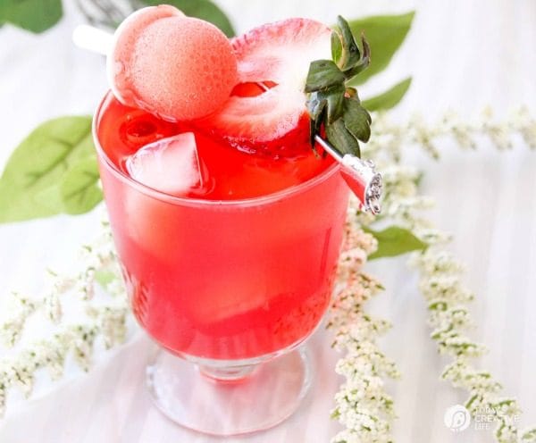 Strawberry Wine Sipper with Mini-sicles summer drink | Summer drinks and cocktails | Easy drink recipes | Strawberry Recipes | TodaysCreativeLife.com