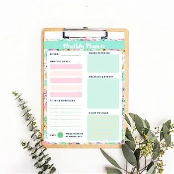Monthly Planner Printable Summer Theme | This free and stylish floral design will help keep you organized. Download and print as many as you need.