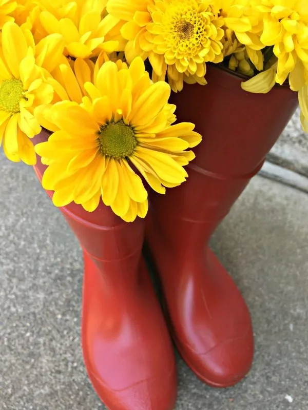 DIY Thrifted Rain Boots Porch Decor | how to paint rubber boots | repurpose rain boots | Hunter boot look a like | Salvage Sister and Mister for TodaysCreativeLife.com