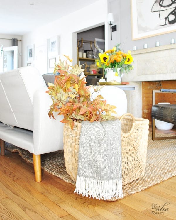 Easy Fall Decorating Ideas from I Don't Know How She Does It. 