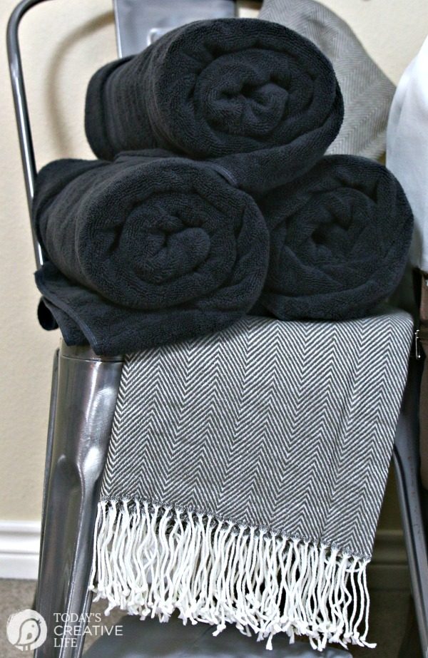 Dorm Room Essentials | Iron On Printable Laundry Tips for college laundry bag | Get your free printables at TodaysCreativeLife.com