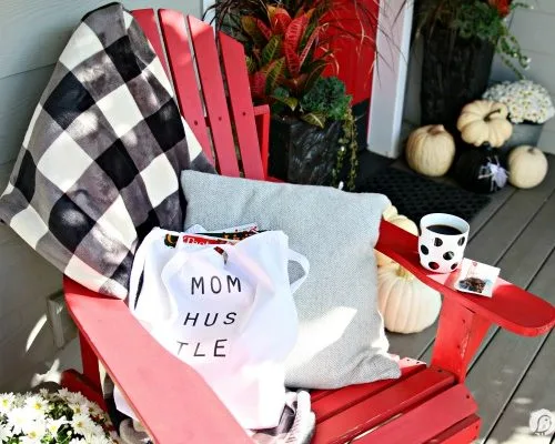 DIY Mom Hustle Tote | Free Printable iron on transfer craft idea. TodaysCreativeLife.com