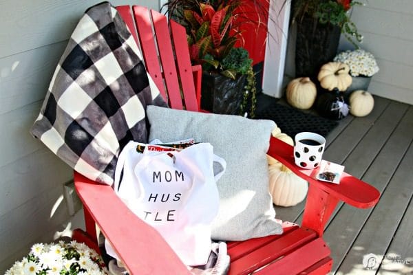 DIY Mom Hustle Tote | Free Printable iron on transfer craft idea. TodaysCreativeLife.com