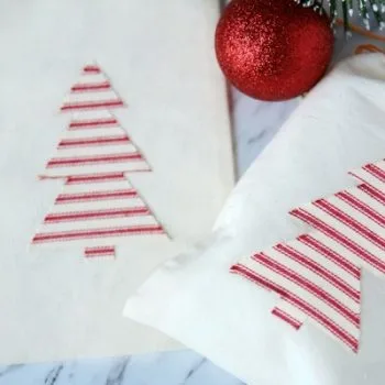 Heat N Bond Holiday Gift Bags | Cotton draw string bags with iron-on Christmas Tree | DIY Christmas Craft | Gift Wrapping Idea | TodaysCreativeLife.com