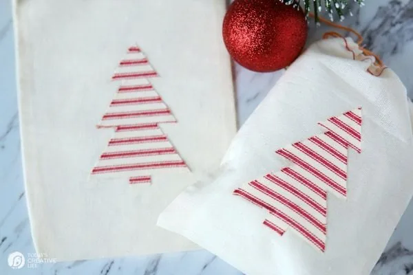 Heat N Bond Holiday Gift Bags | Cotton draw string bags with iron-on Christmas Tree | DIY Christmas Craft | Gift Wrapping Idea | TodaysCreativeLife.com