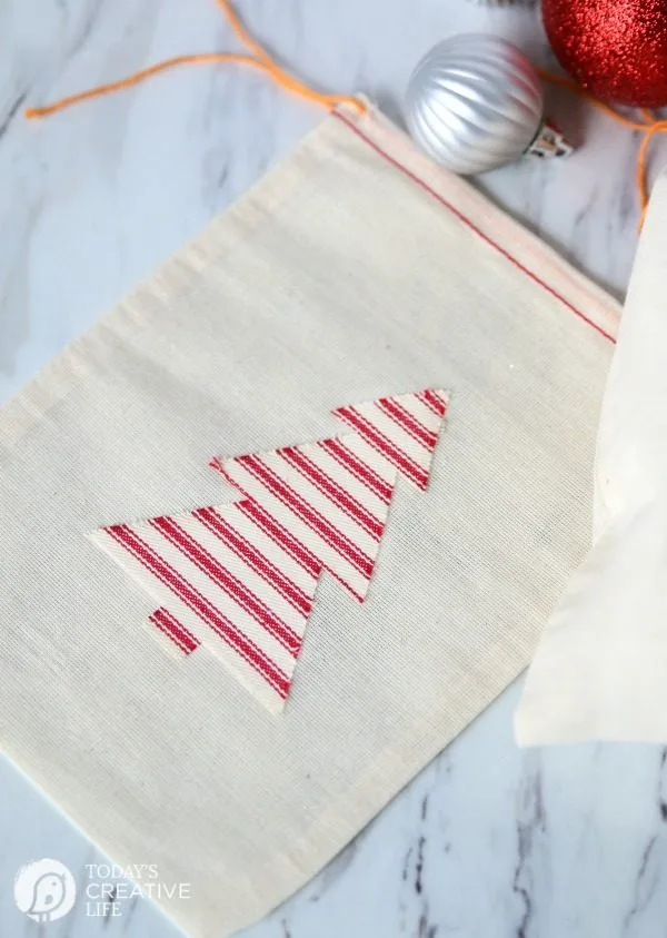 Heat N Bond Holiday Gift Bags | Cotton draw string bags with iron-on Christmas Tree | DIY Christmas Craft | Gift Wrapping Idea | TodaysCreativeLife.com