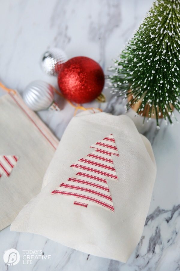 Heat N Bond Holiday Gift Bags | Cotton draw string bags with iron-on Christmas Tree | DIY Christmas Craft | Gift Wrapping Idea | TodaysCreativeLife.com