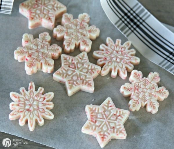 Hot Chocolate Peppermint Melts | Make Peppermint hot cocoa in an instant with these peppermint snowflake cocoa melts. Just stir it in! TodaysCreativeLife.com