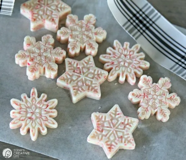 Hot Chocolate Peppermint Melts | Make Peppermint hot cocoa in an instant with these peppermint snowflake cocoa melts. Just stir it in! TodaysCreativeLife.com