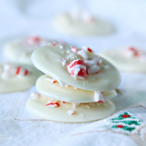White Chocolate Peppermint Bites | Easy Homemade Christmas Gift Ideas | Edible Christmas Gifts | Gifts from the Kitchen | Simple Neighbor or Teacher Gifts | TodaysCreativeLife.com #HomemadeGiftIdeas