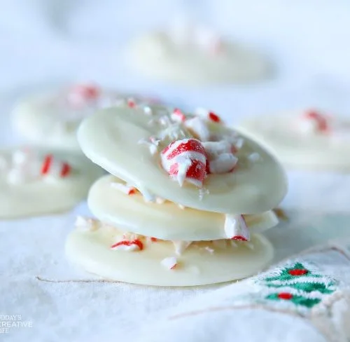 White Chocolate Peppermint Bites | Easy Homemade Christmas Gift Ideas | Edible Christmas Gifts | Gifts from the Kitchen | Simple Neighbor or Teacher Gifts | TodaysCreativeLife.com #HomemadeGiftIdeas