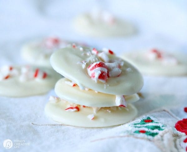 White Chocolate Peppermint Bites | Easy Homemade Christmas Gift Ideas | Edible Christmas Gifts | Gifts from the Kitchen | Simple Neighbor or Teacher Gifts | TodaysCreativeLife.com #HomemadeGiftIdeas