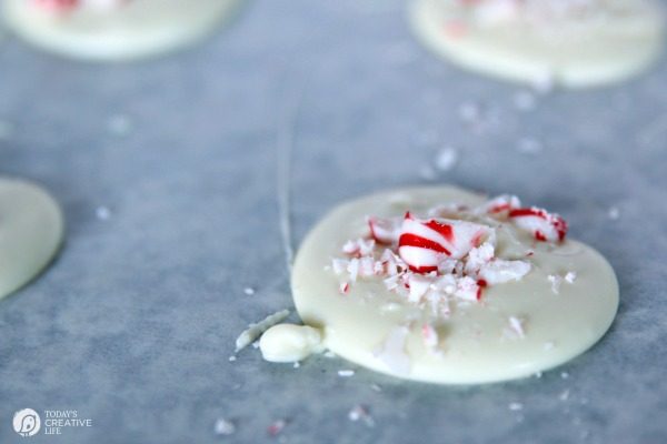 White Chocolate Peppermint Bites | Easy Homemade Christmas Gift Ideas | Edible Christmas Gifts | Gifts from the Kitchen | Simple Neighbor or Teacher Gifts | TodaysCreativeLife.com #HomemadeGiftIdeas