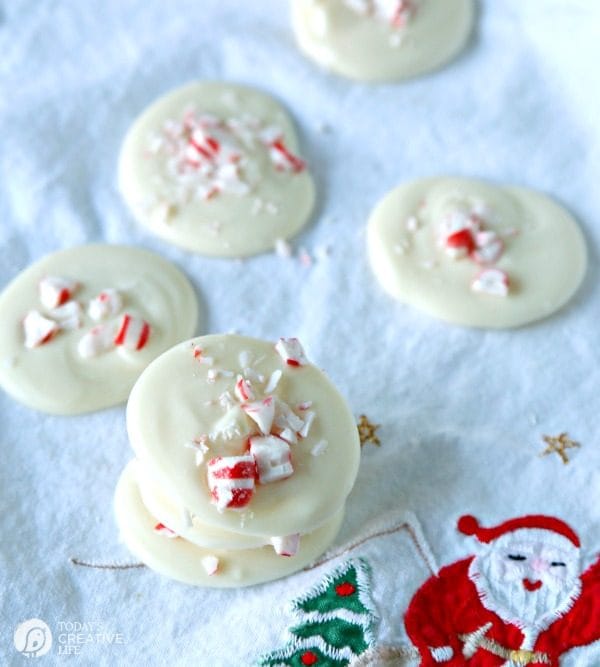 White Chocolate Peppermint Bites | Easy Homemade Christmas Gift Ideas | Edible Christmas Gifts | Gifts from the Kitchen | Simple Neighbor or Teacher Gifts | TodaysCreativeLife.com #HomemadeGiftIdeas