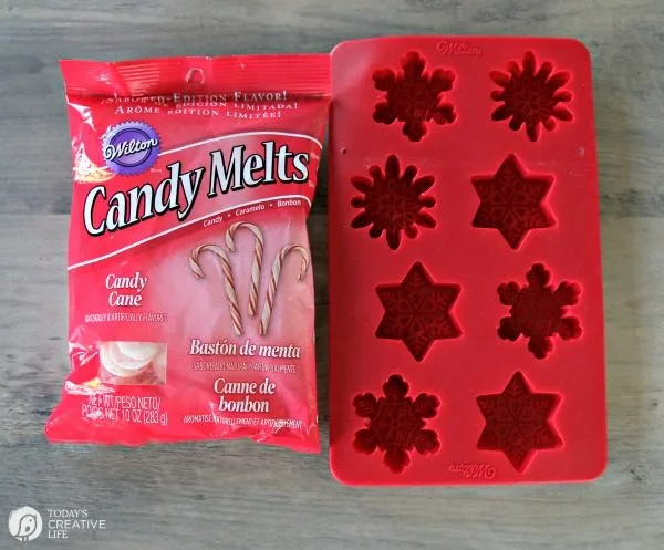 Hot Chocolate Peppermint Melts | Make Peppermint hot cocoa in an instant with these peppermint snowflake cocoa melts. Just stir it in! TodaysCreativeLife.com