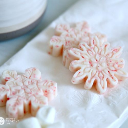Hot Chocolate Peppermint Melts | Make Peppermint hot cocoa in an instant with these peppermint snowflake cocoa melts. Just stir it in! TodaysCreativeLife.com