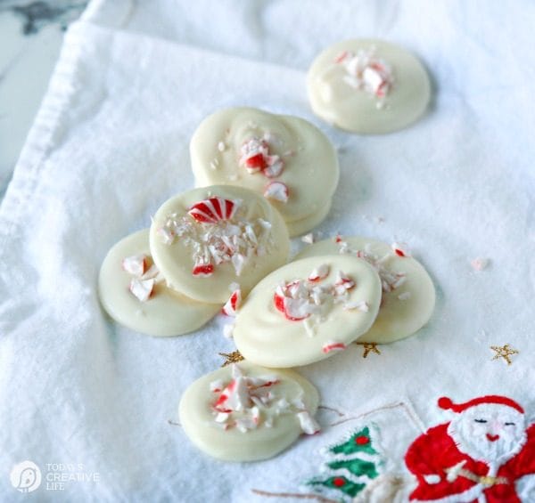 White Chocolate Peppermint Bites | Easy Homemade Christmas Gift Ideas | Edible Christmas Gifts | Gifts from the Kitchen | Simple Neighbor or Teacher Gifts | TodaysCreativeLife.com #HomemadeGiftIdeas