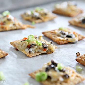 Cheesy Olive Cracker Snacks | Easy to make appetizer ideas | Football game day finger foods | Triscuit Cracker recipes | TodaysCreativeLife.com