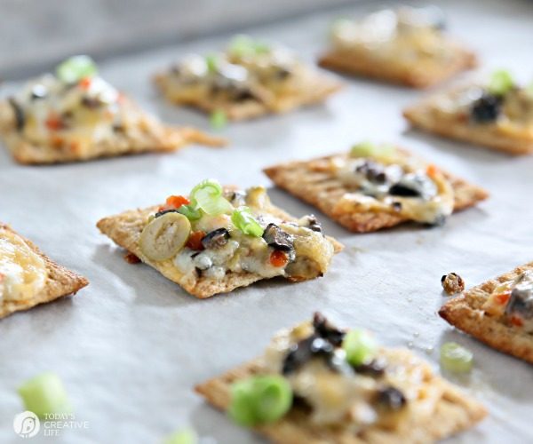 Cheesy Olive Cracker Snacks | Easy to make appetizer ideas | Football game day finger foods | Triscuit Cracker recipes | TodaysCreativeLife.com 