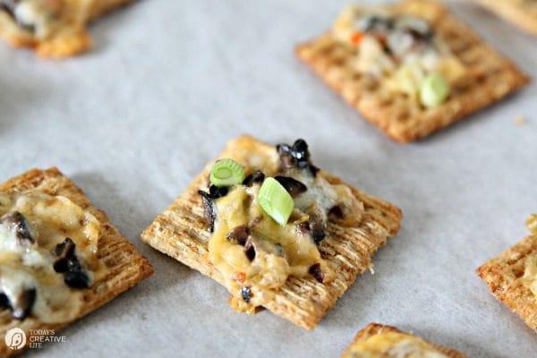 Cheesy Olive Cracker Snacks | Easy to make appetizer ideas | Football game day finger foods | Triscuit Cracker recipes | TodaysCreativeLife.com 