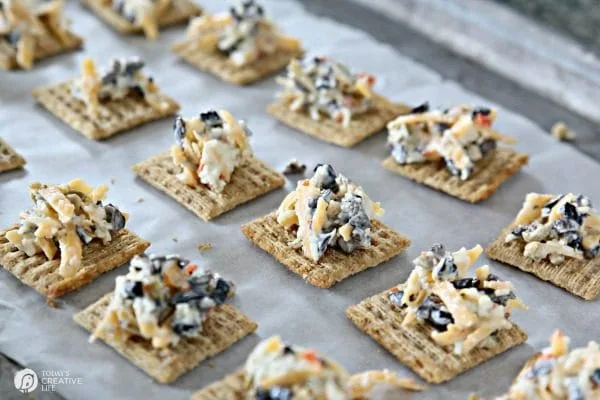 Cheesy Olive Cracker Snacks | Easy to make appetizer ideas | Football game day finger foods | Triscuit Cracker recipes | TodaysCreativeLife.com 