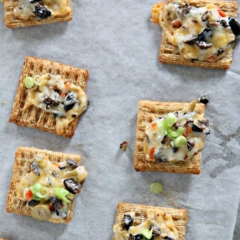 Cheesy Olive Cracker Snacks | Easy to make appetizer ideas | Football game day finger foods | Triscuit Cracker recipes | TodaysCreativeLife.com