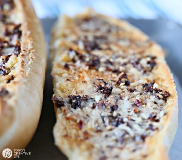 Sun-Dried Tomato Garlic Bread | Serve with soup and salad, or as an appetizer. Great game day football foods! TodaysCreativeLife.com