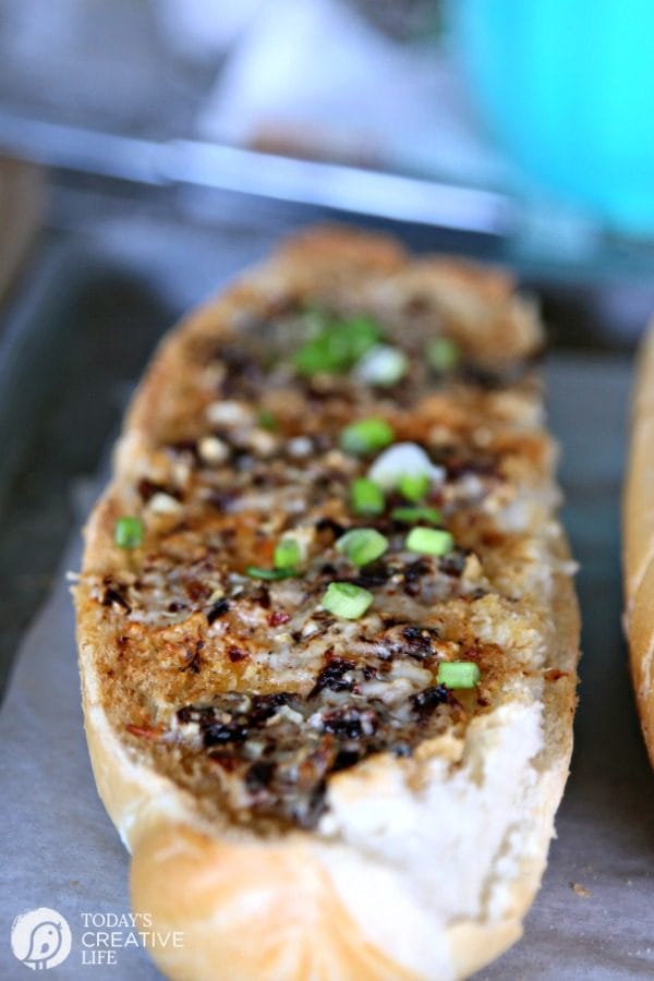 Sun-Dried Tomato Garlic Bread | TodaysCreativeLife.com