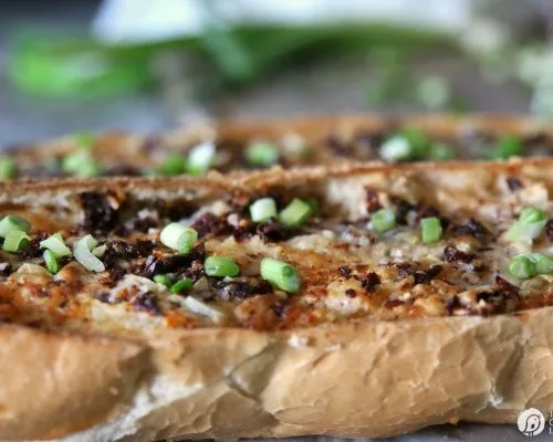 Sun-Dried Tomato Garlic Bread | Serve with soup and salad, or as an appetizer. Great game day football foods! TodaysCreativeLife.com