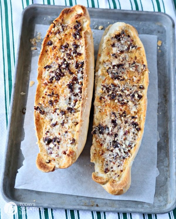 Sun-Dried Tomato Garlic Bread | Serve with soup and salad, or as an appetizer. Great game day football foods! TodaysCreativeLife.com