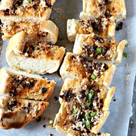 Sun-Dried Tomato Garlic Bread | Serve with soup and salad, or as an appetizer. Great game day football foods! TodaysCreativeLife.com