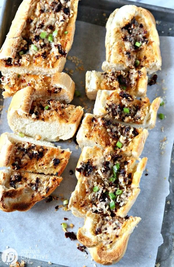 sun-Dried Tomato Garlic Bread | Serve with soup and salad, or as an appetizer. Great game day football foods! TodaysCreativeLife.com