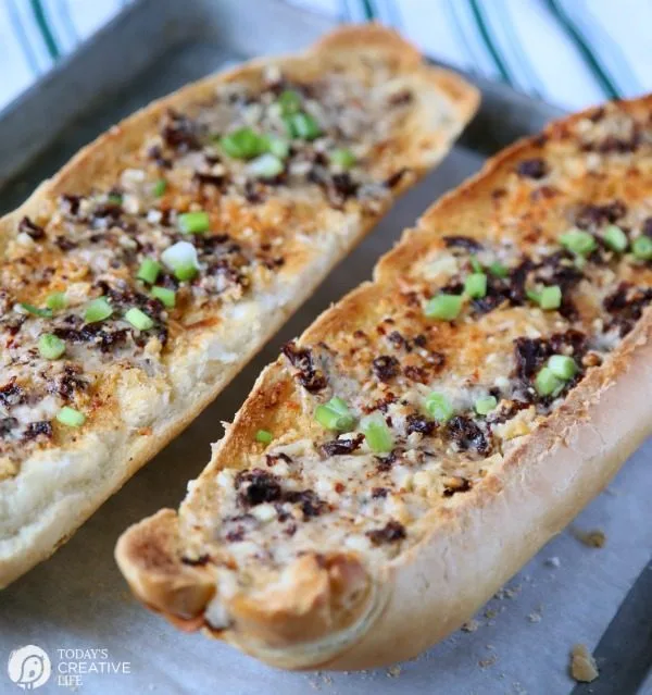 Sun-Dried Tomato Garlic Bread | Serve with soup and salad, or as an appetizer. Great game day football foods! TodaysCreativeLife.com