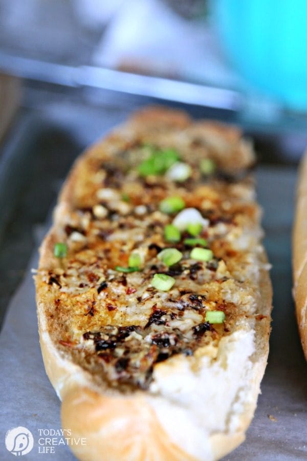 Sun-Dried Tomato Garlic Bread | Serve with soup and salad, or as an appetizer. Great game day football foods! TodaysCreativeLife.com