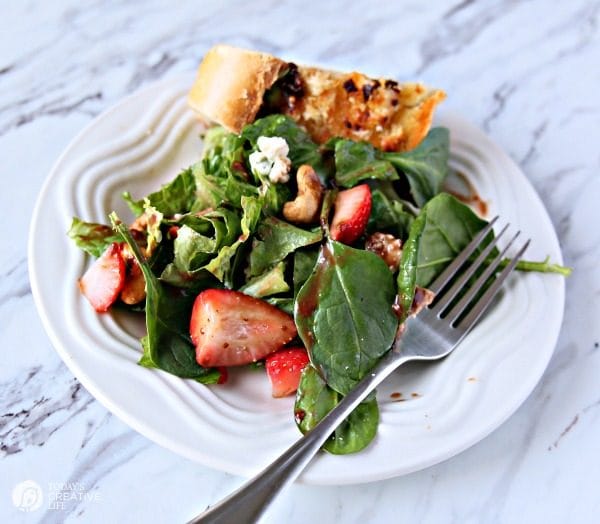 Strawberry Gorgonzola Salad with Cashews | Topped with homemade vinaigrette, loaded with spinach, romaine and Flavor! TodaysCreativeLife.com