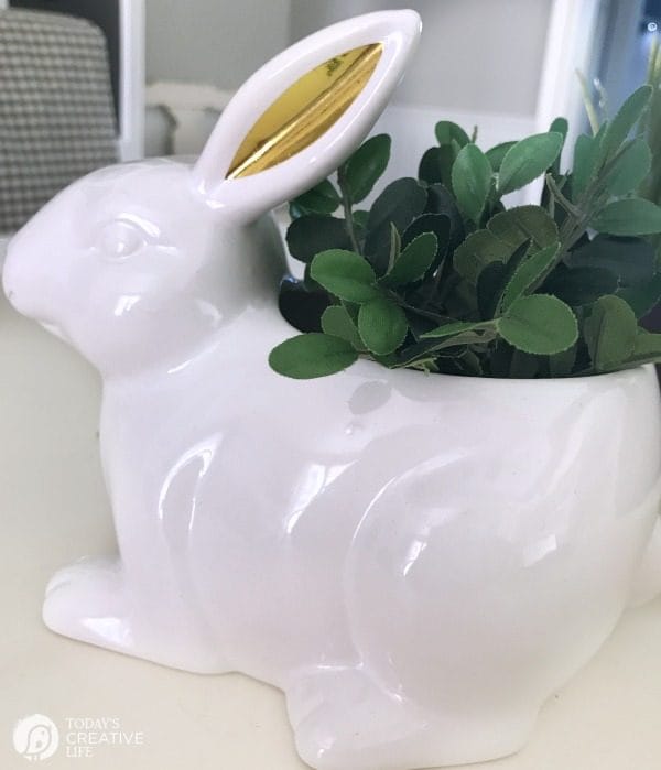 Easy Easter Table Centerpiece | Easter Decorating Ideas | Budget friendly Decor | Easter Table Ideas | TodaysCreativeLife.com