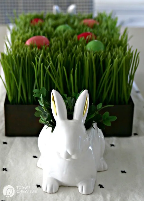 Easy Easter Table Centerpiece | Easter Decorating Ideas | Budget friendly Decor | Easter Table Ideas | TodaysCreativeLife.com