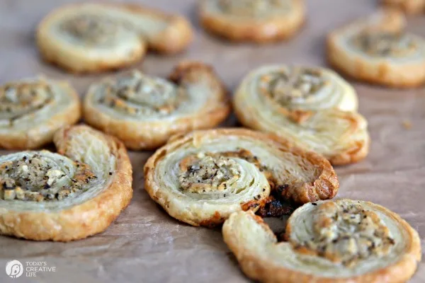 Puff Pastry Garlic Parmesan Spirals | Easy to make finger food | Savory pinwheels | Party food appetizers | TodaysCreativeLife.com